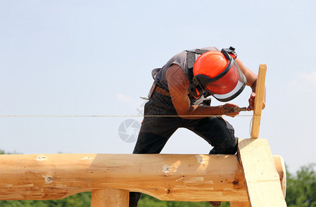 带头盔和防护设备的木匠安全工图片
