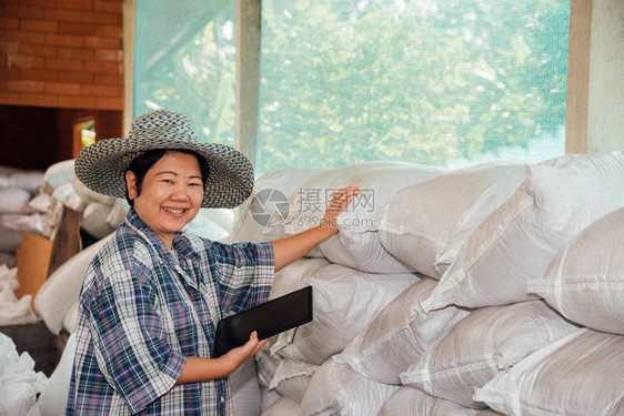 亚洲女聪明的农民学家很高兴在肥料堆肥厂使用有机肥料来自动物废的堆肥图片