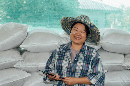 亚洲女聪明的农民学家很高兴在肥料堆肥厂使用有机肥料来自动物废的堆肥图片