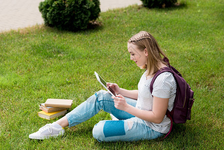 少女学生女孩坐在草地上图片