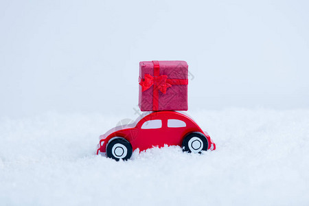 小玩具车有圣诞礼物盒雪图片
