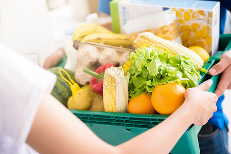 向妇女提供食品网上杂货购物服务图片