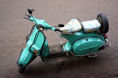 一辆老式的绿色滑板车图片