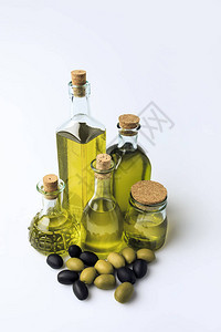 不同瓶装自制橄榄油和橄榄的玻璃瓶图片