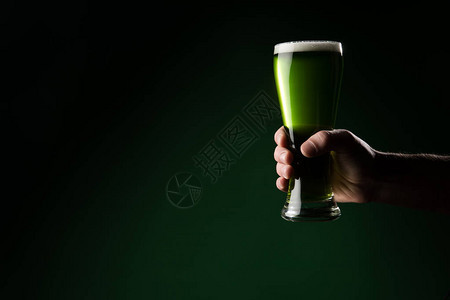 持有绿色啤酒杯的人庄稼形象图片
