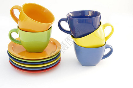 一堆彩色的杯子和盘子图片