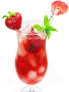 草莓和冰的红色水果宾治鸡尾酒饮料图片