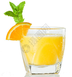 装满新鲜橙子汁的杯子图片