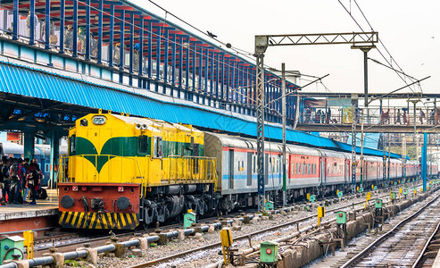 印度首府新德里火车站的客运列车图片