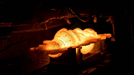 在一家锻造厂车间的工业炉中高温淬火钢冷却过程热处理铁匠和冶图片