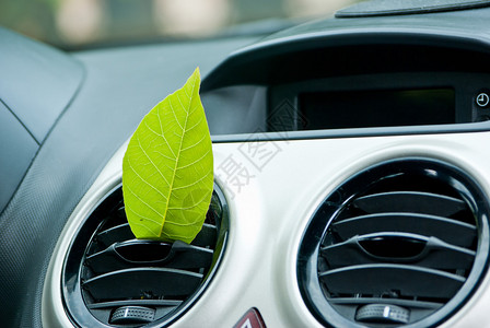 汽车空气出口的绿叶清洁空调的概图片