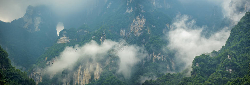 清晨雾中天门山著名的神圣天门大山的全景高清图片