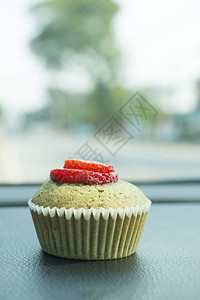 绿茶松饼纸杯蛋糕和草莓背景图片