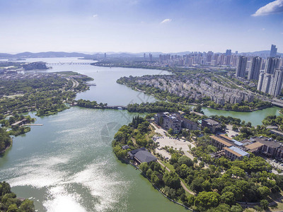 城市滨水建筑鸟瞰图图片