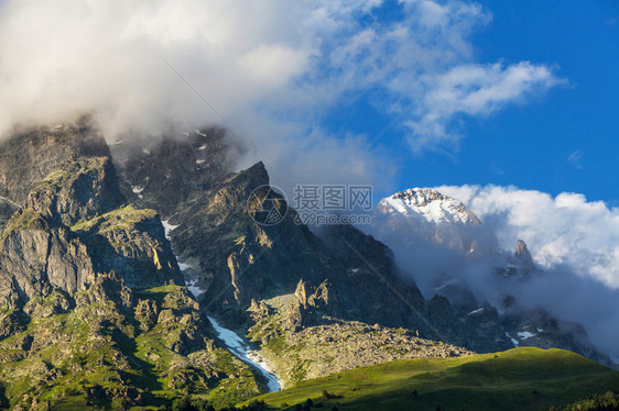 高加索山脉全景云中的山图片