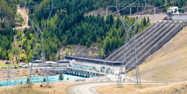 新西兰南岛本莫尔湖的大型水电站头管发电机房和高压输电线塔图片