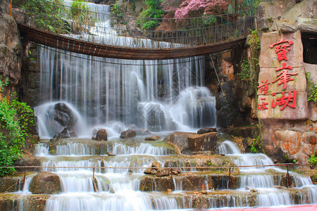 宝峰湖瀑布张家界图片