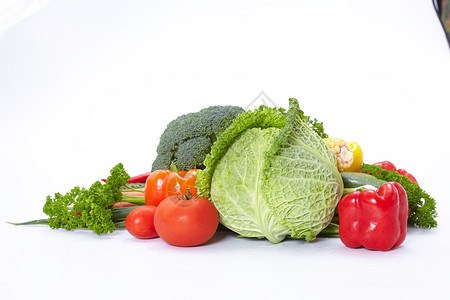 白色背景上的新鲜成熟蔬菜图片