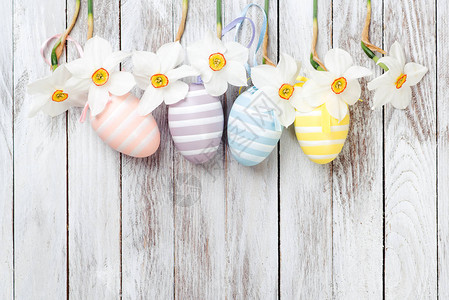 复活节鸡蛋和新鲜的春水仙子在白木本图片