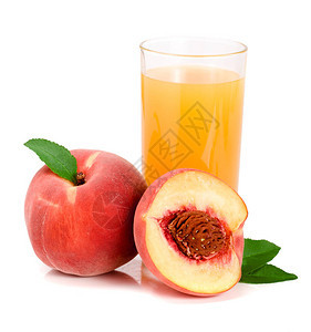 一杯果汁和切开的桃子图片