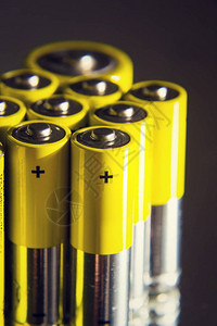 黄色双AA电池反映镜像电力图片