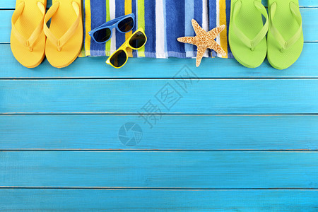 海滩边框有条纹毛巾翻盘花样太阳镜和海星图片
