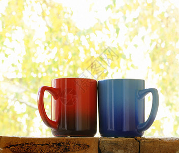 秋天背景中的两个彩色咖啡杯图片