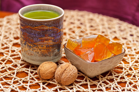 南瓜的甜味与核桃和日本杯中的绿茶图片