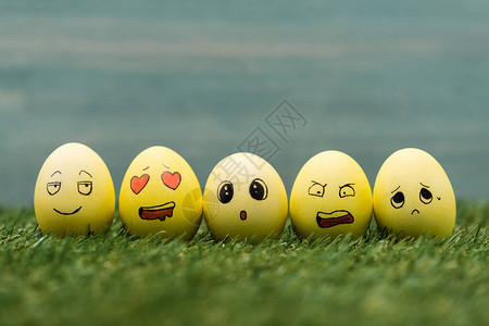 草地上不同表情的复活节彩蛋图片