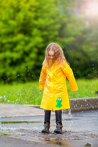 穿雨衣和靴子的小女孩图片