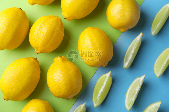 成熟的柠檬颜色背景上切片的石灰图片