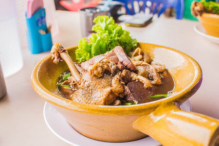 不倒翁荞麦面条餐馆里用鸭肉制成的面条背景