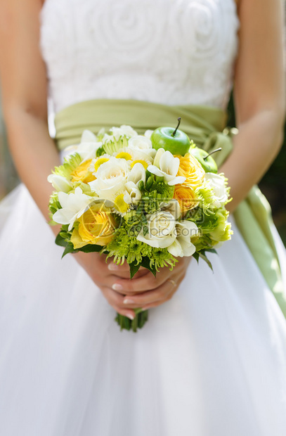 美丽的婚礼花束玫瑰菊花和自由的鲜花图片