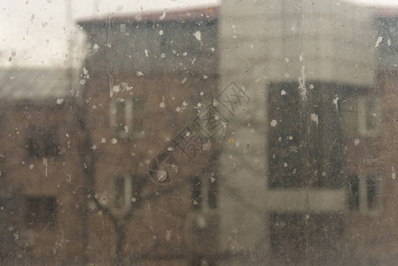 雨天背影雨天透过窗口观背景