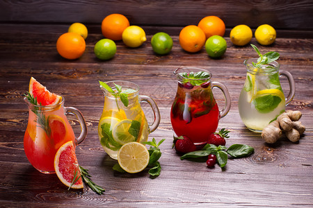 有冰浆果和柑橘水果的暑期饮料图片