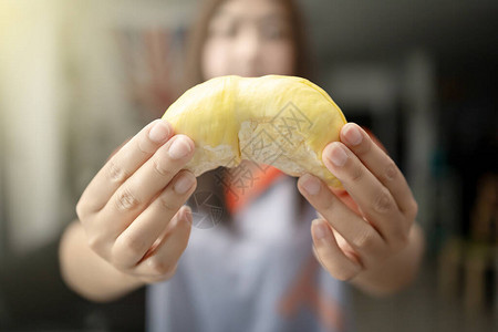 女人拿着美味的黄吃达里安肉是泰图片