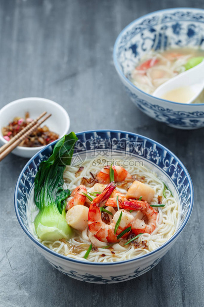 传统碗中的海鲜面汤或新加坡米粉图片