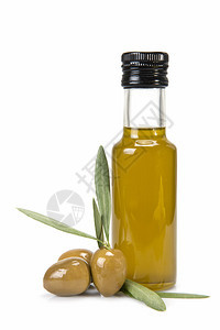 玻璃杯优质处方橄榄油瓶和一些含白种叶片的橄榄图片