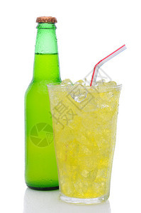 一瓶柠檬Lime苏打水站在杯子后面里面装满了冰块苏打水图片