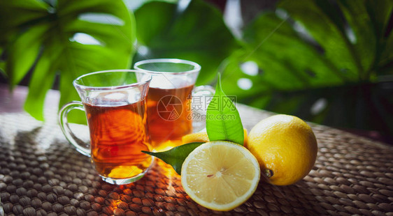 由Limon制成的水果茶有机茶新鲜豪华轿车果实以及半个图片