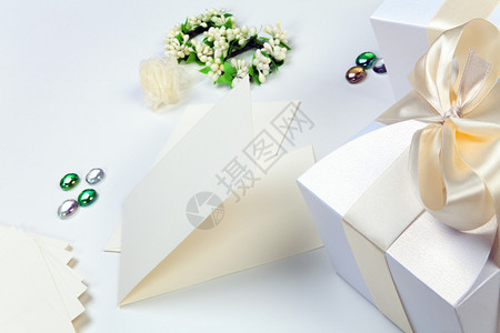 带白盒的空白婚礼请柬图片
