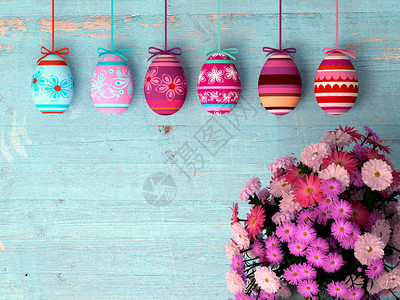 手绘复活节彩蛋与木制背景上的郁金香图片