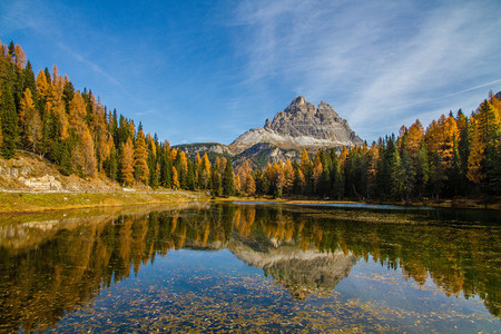 湖中山的倒影与五颜六色的秋天森林TreCimediLavaredo图片