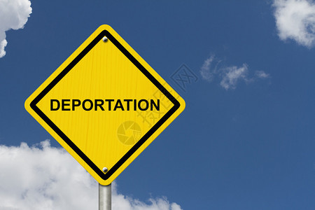 驱逐出境警告标志黄色警告路标与词驱逐出背景图片