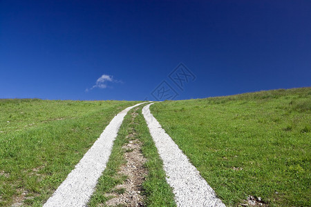 美丽的土路和草地图片