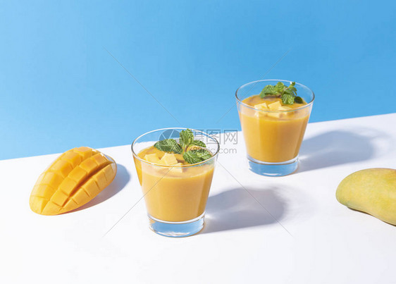 新鲜芒果冰淇淋和成熟的芒果切片在颜色背景图片
