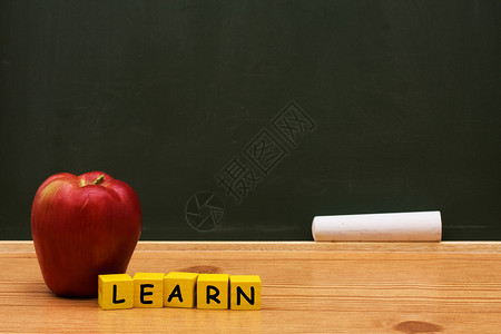 一个苹果和黄色的区块上面有字语在黑板前学习有复图片