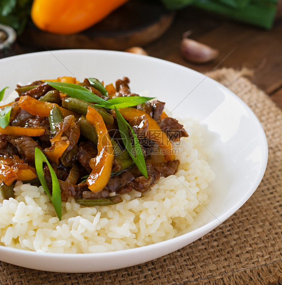 甜椒青豆饭炒牛肉图片