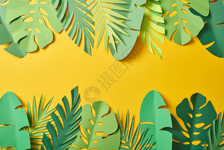 黄背景上绿色棕榈叶的纸剪绿视图背景图片