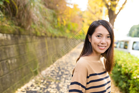 路边的女人与秋景图片